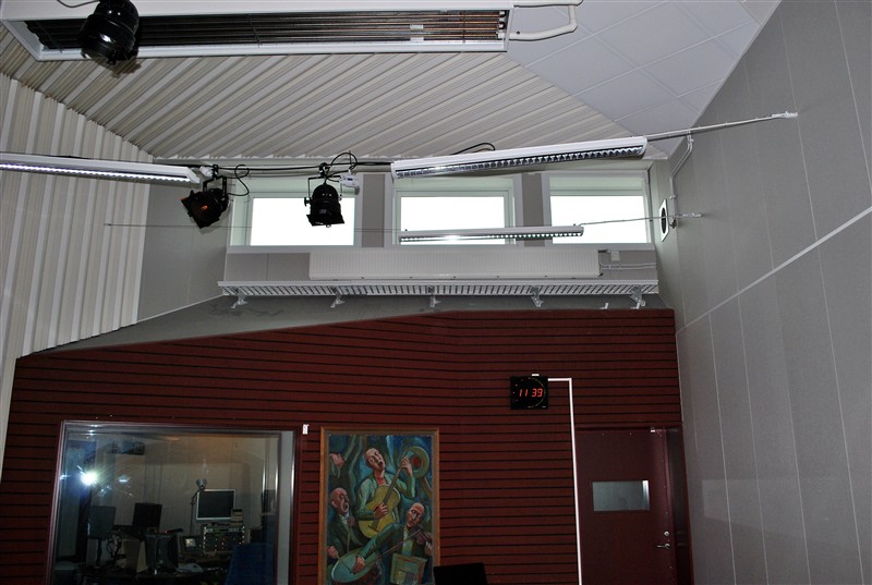 Radio Gotland Studio. Diffusor panel, Wallpanel kant C grey på vägg._redigerad.JPG